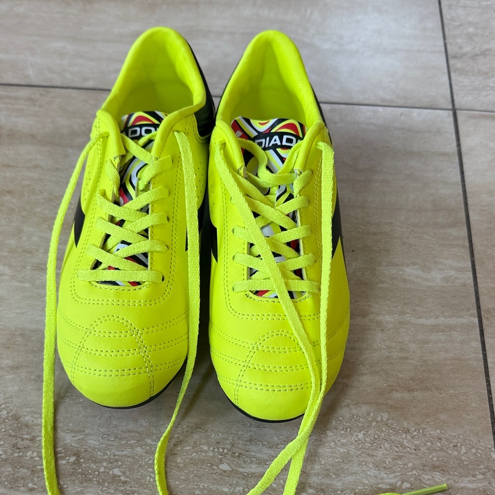 BNWOT Diadora Vibrant Lime Green Soccer cleats
